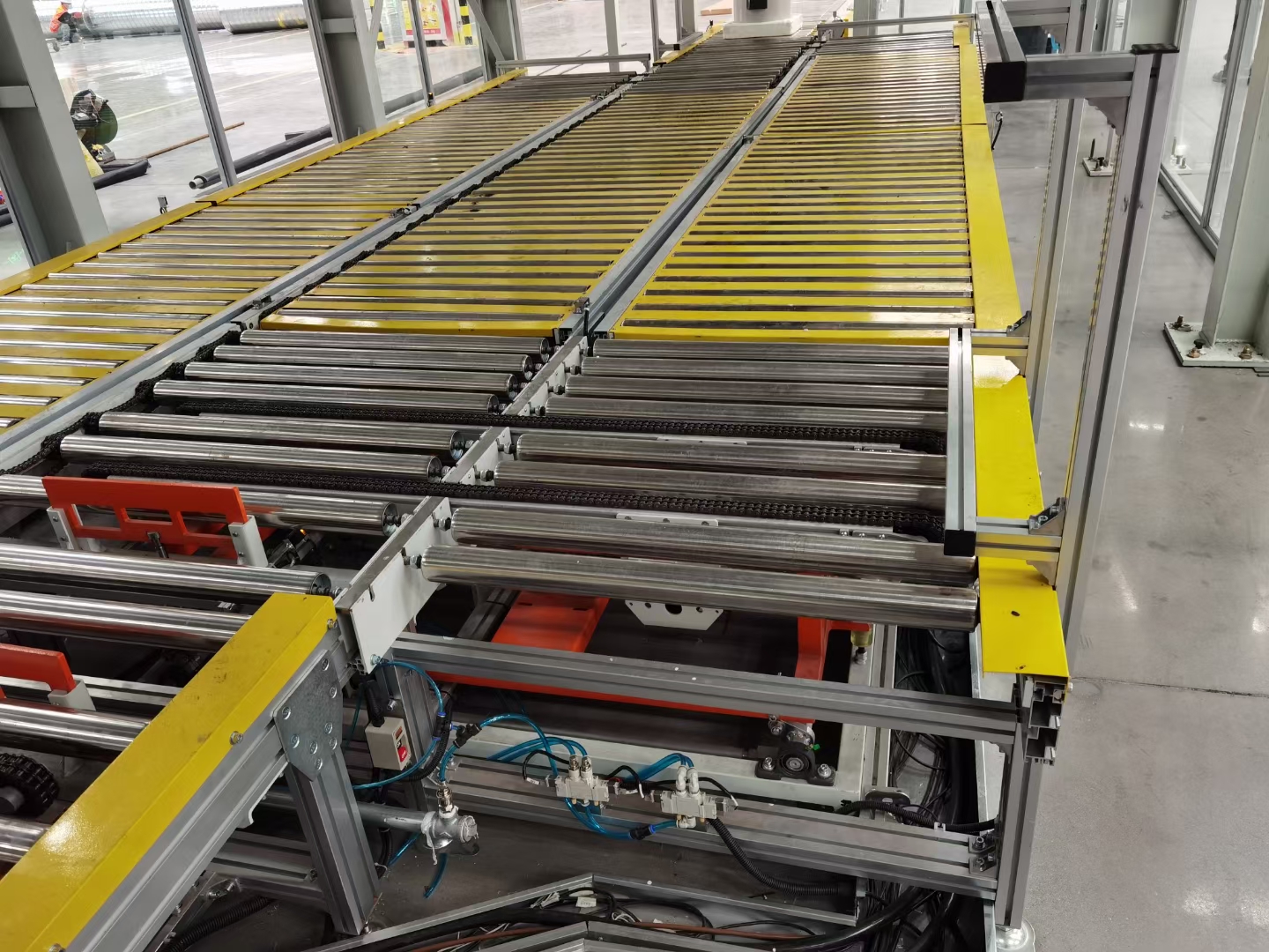 移栽滾筒輸送機(jī)，青島樂途行工業(yè)設(shè)備有限公司